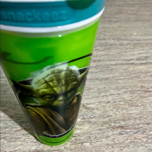 Star Wars 2-in-1 snackeez Yoda cup/snack bowl and straw - Picture 16 of 16